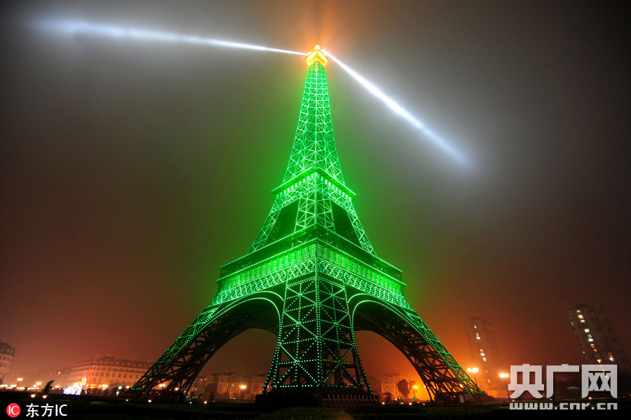 Réplica da Torre Eiffel surge na cidade chinesa de Hangzhou