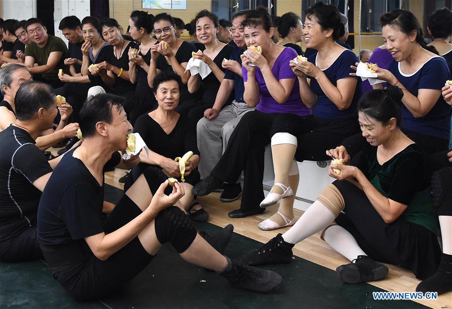 Idosas praticam balé em universidade sénior em Tianjin