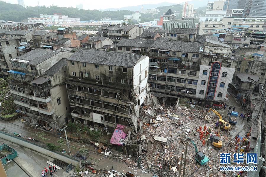 Desmoronamento de residências deixa pelo menos oito mortos na China