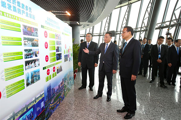 Premiê chinês visita Torre de Macau