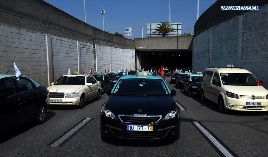 Manifestação de taxistas causa congestionamentos em Portugal