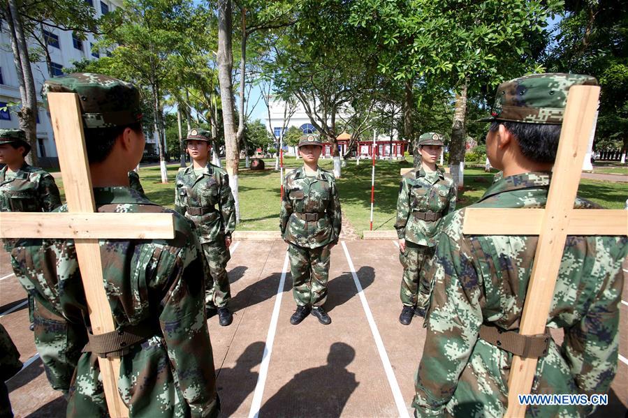 Soldados do sexo feminino recebem treinamento em Hainan da China