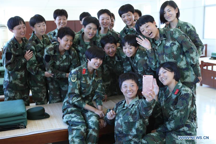 Soldados do sexo feminino recebem treinamento em Hainan da China