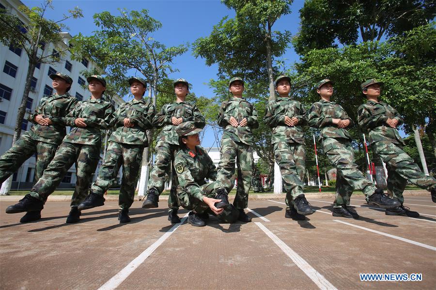 Soldados do sexo feminino recebem treinamento em Hainan da China