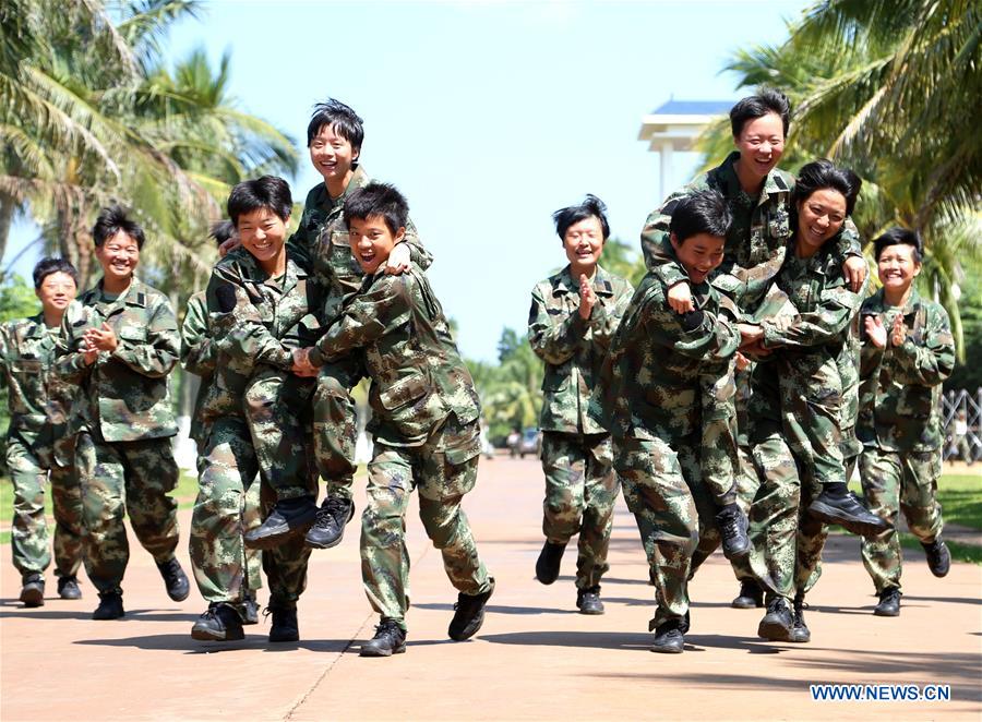 Soldados do sexo feminino recebem treinamento em Hainan da China