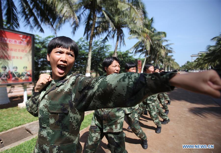 Soldados do sexo feminino recebem treinamento em Hainan da China