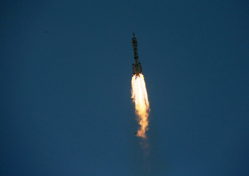 China envia nave espacial tripulada Shenzhou 11 para órbita