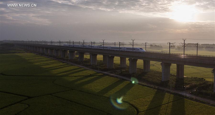 Panorama aéreo de trem-bala no sudoeste da China