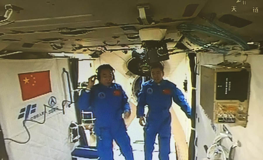 Astronautas chineses entram no módulo do laboratório espacial Tiangong II