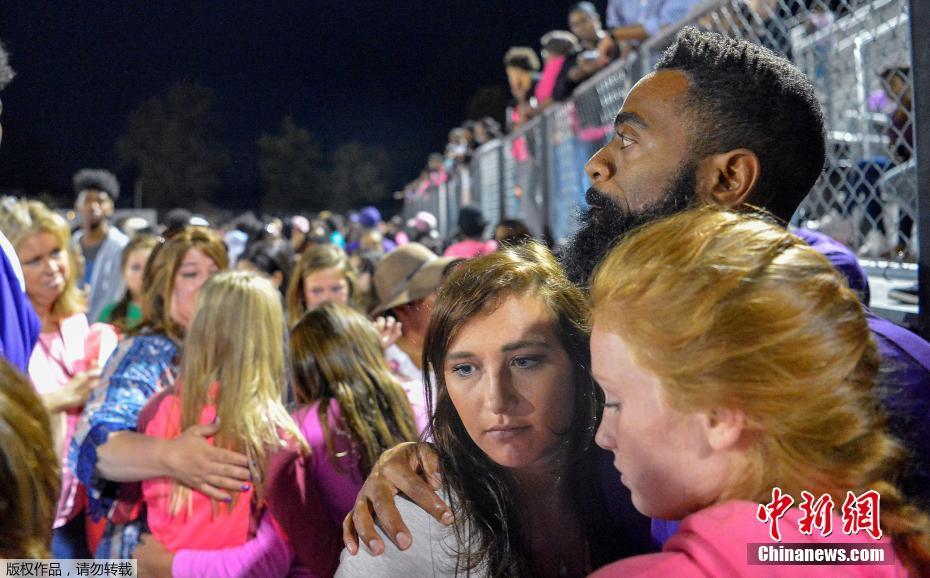 Tyson Gay se emociona na vigília em homenagem à filha assassinada