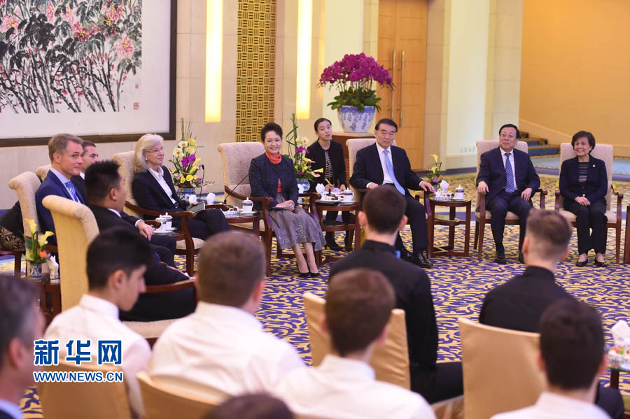 Primeira-dama da China se reúne com estudantes e professores alemães