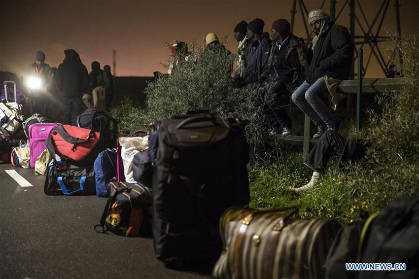 França inicia evacuação de campo de refugiados em Calais