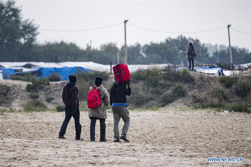 França inicia evacuação de campo de refugiados em Calais