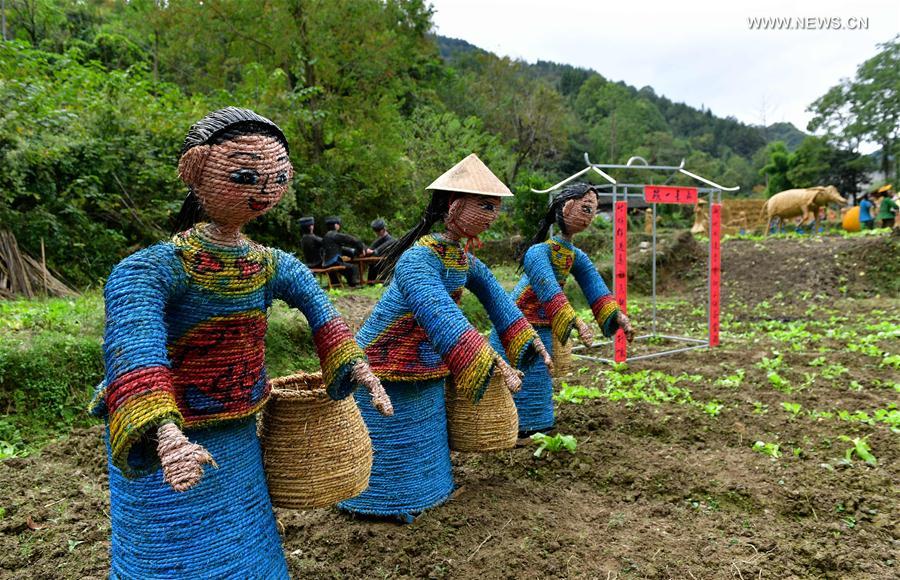 Turistas visitam exposição temática dedicada ao espantalho no centro da China