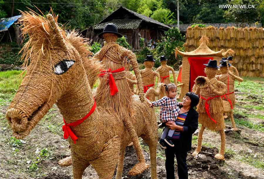 Turistas visitam exposição temática dedicada ao espantalho no centro da China