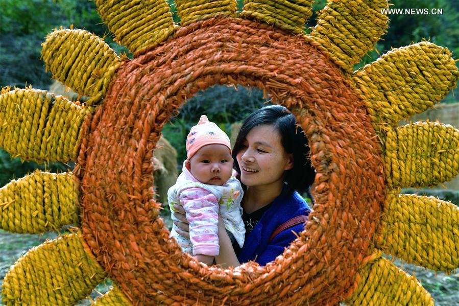 Turistas visitam exposição temática dedicada ao espantalho no centro da China