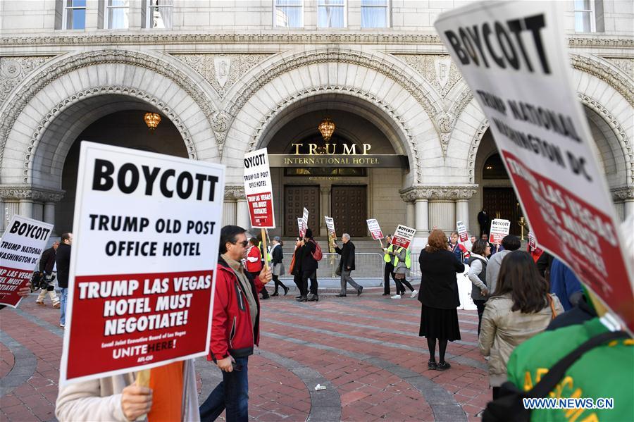 Trump participa da cerimônia de abertura de hotel em nome próprio