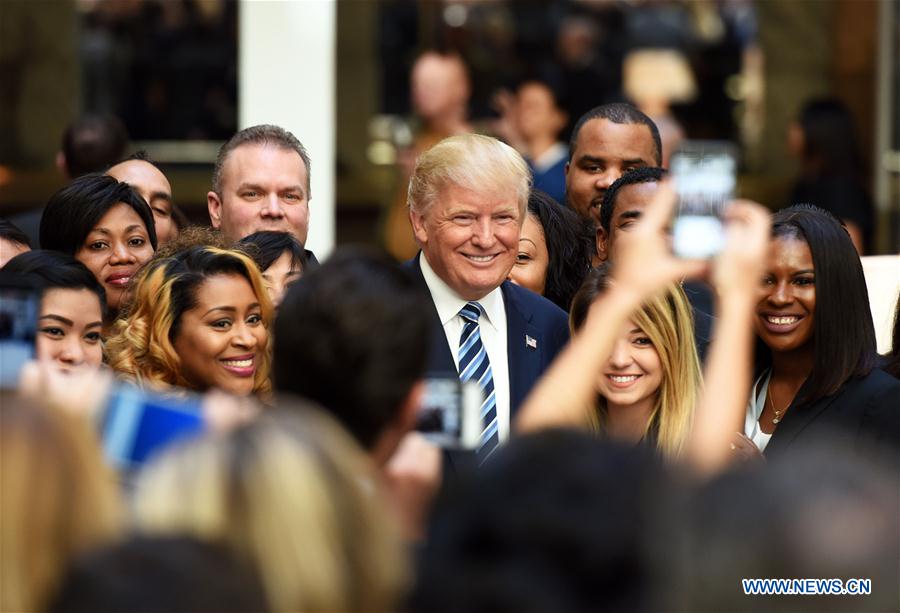 Trump participa da cerimônia de abertura de hotel em nome próprio