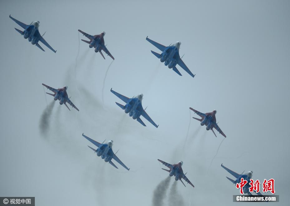 Equipes de acrobacia aérea russas fazem treinamento para o Show Aéreo da China