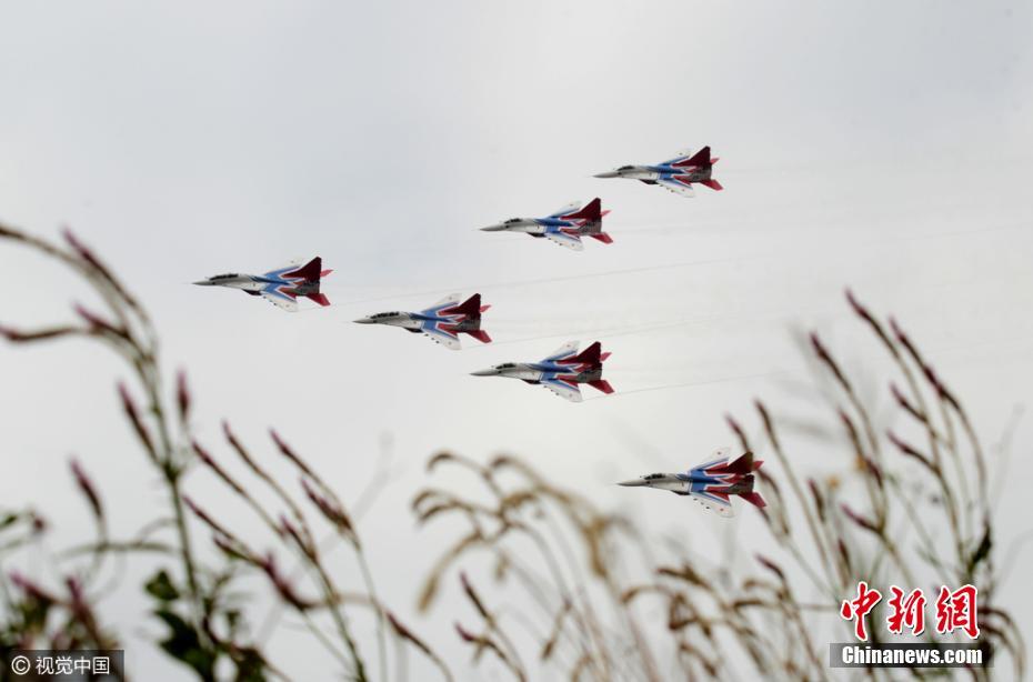 Equipes de acrobacia aérea russas fazem treinamento para o Show Aéreo da China