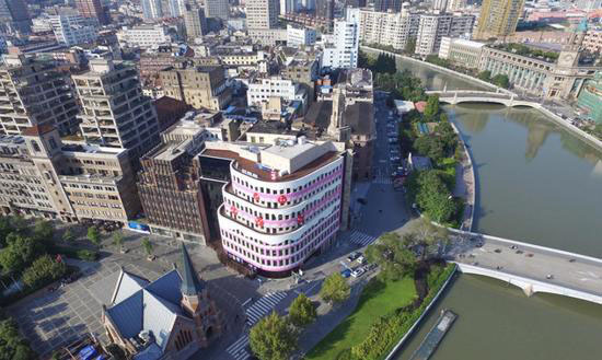 Decoração na fachada de loja de bolos em Shanghai causa controvérsia