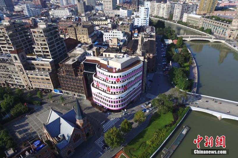 Decoração na fachada de loja de bolos em Shanghai causa controvérsia