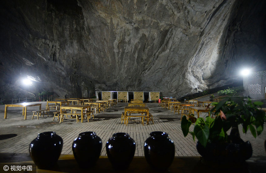 Aldeão da província de Hunan constrói restaurante em caverna