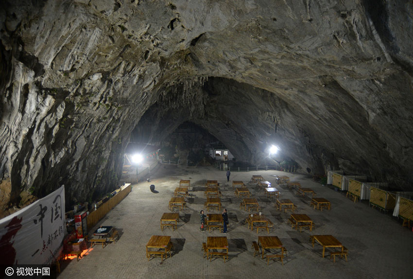 Aldeão da província de Hunan constrói restaurante em caverna