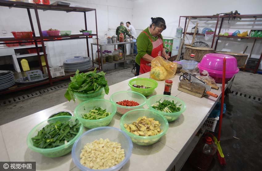 Aldeão da província de Hunan constrói restaurante em caverna