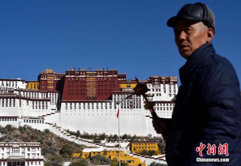 Palácio Potala decorado para celebração de feriado budista 