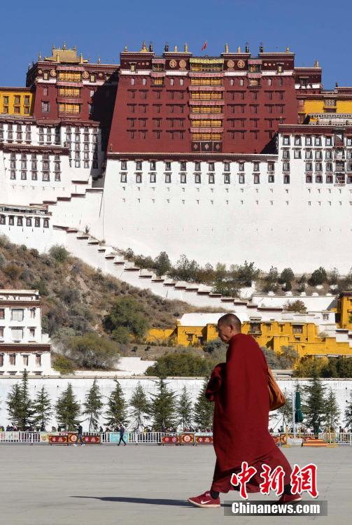 Palácio Potala decorado para celebração de feriado budista 