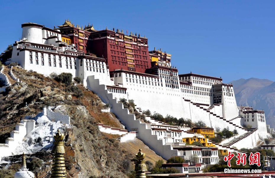 Palácio Potala decorado para celebração de feriado budista 