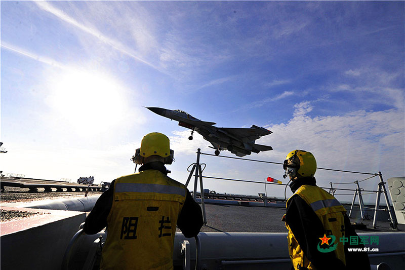 China publica fotos documentais dos treinos a bordo do porta-aviões Liaoning