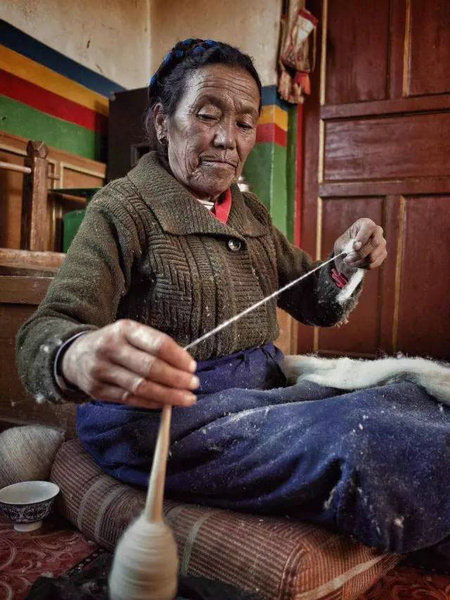 Passado e futuro: Vestes tradicionais tibetanas com um toque de design atual