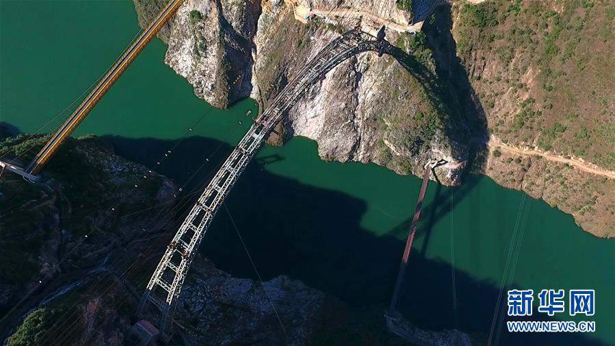 Grande ponte em arco construída em Yunnan