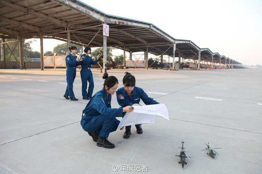 Primeiras pilotos femininas prontas para servir no esquadrão de helicópteros de ataque da China