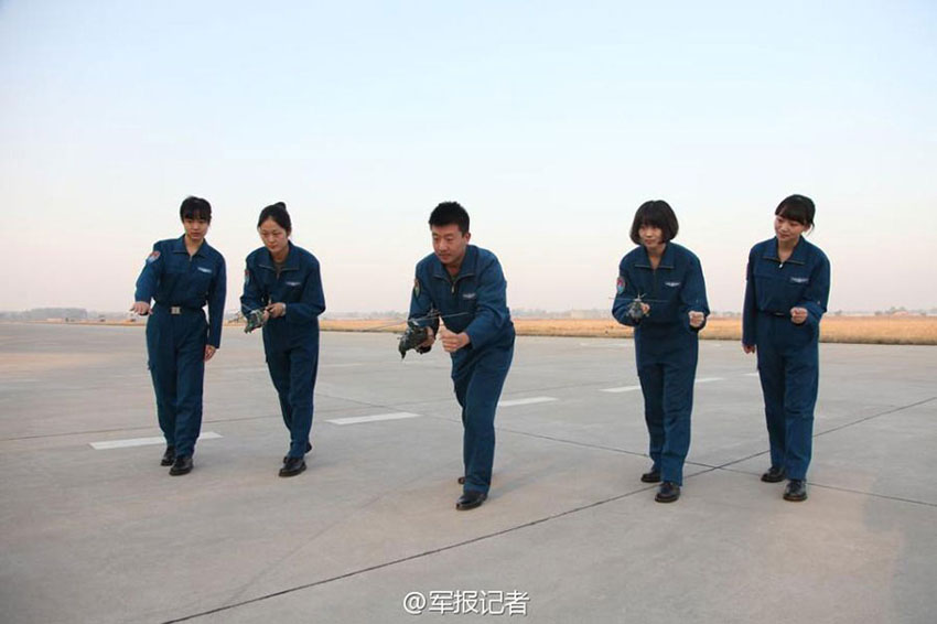 Primeiras pilotos femininas prontas para servir no esquadrão de helicópteros de ataque da China