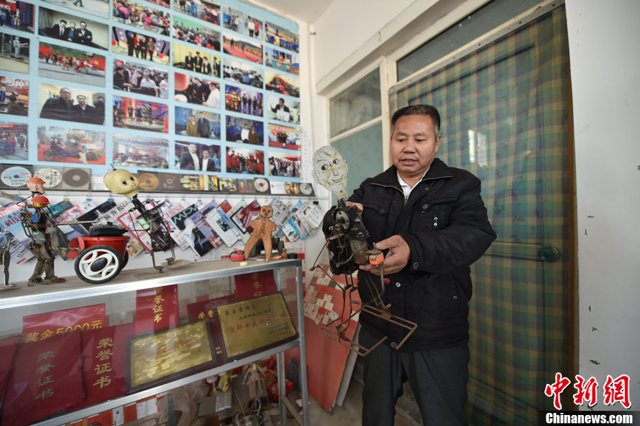 Camponês chinês fabrica 63 robôs em 30 anos