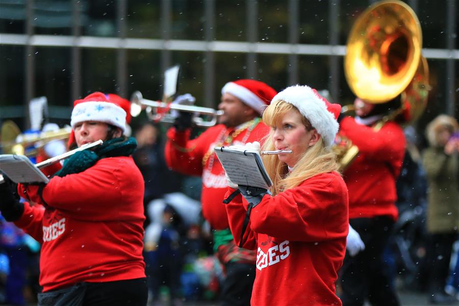 Desfile anual do Papai Noel de Toronto é realizado no Canadá