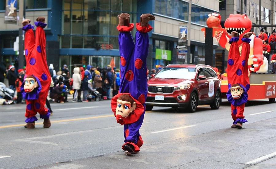 Desfile anual do Papai Noel de Toronto é realizado no Canadá