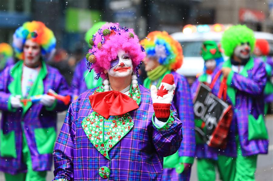 Desfile anual do Papai Noel de Toronto é realizado no Canadá