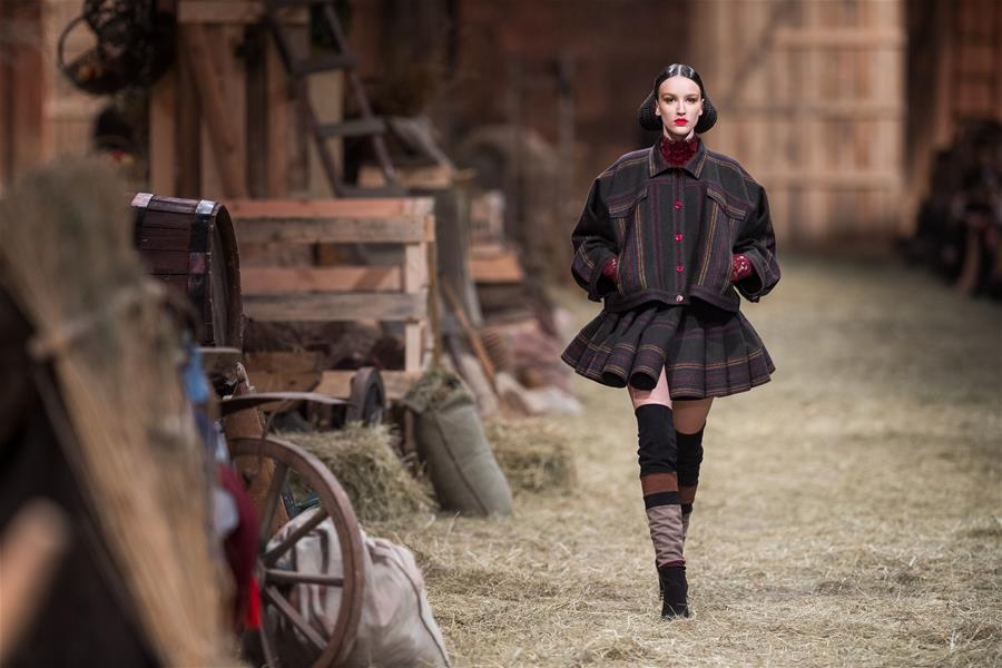 Desfile de moda da Coleção Primavera/Verão de 2017 é realizado na Lituânia