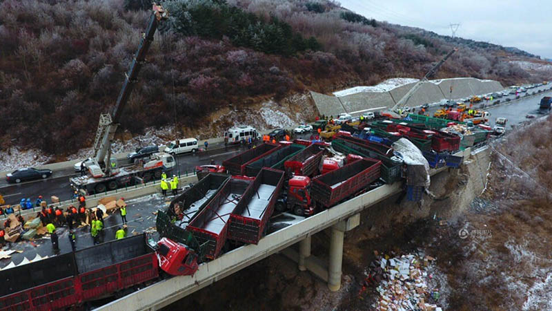 Acidente rodoviário na província de Shanxi causa 17 mortos