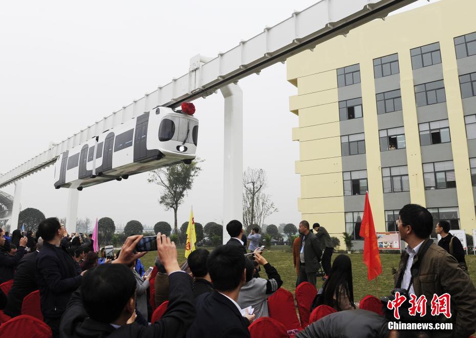 Primeiro trem suspenso da China faz viagem inaugural