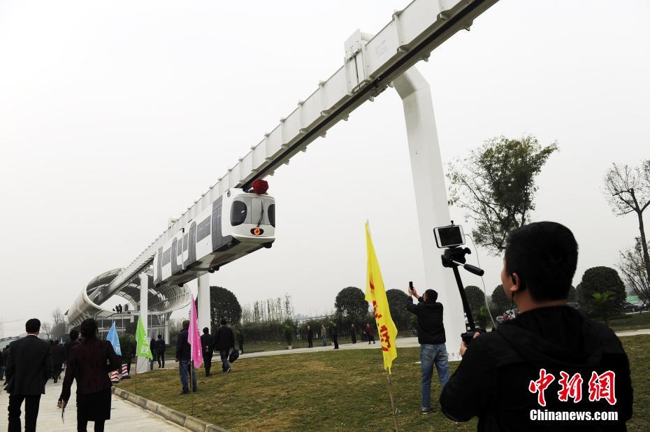 Primeiro trem suspenso da China faz viagem inaugural