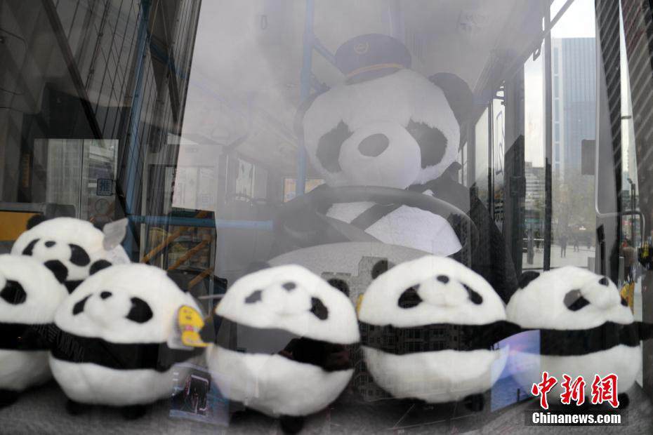 “Ônibus panda” chega às estradas de Chengdu