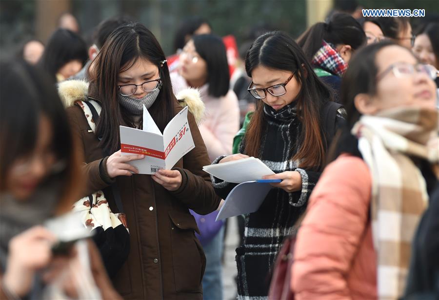 Candidatos participam em exame de admissão ao Serviço Civil da China