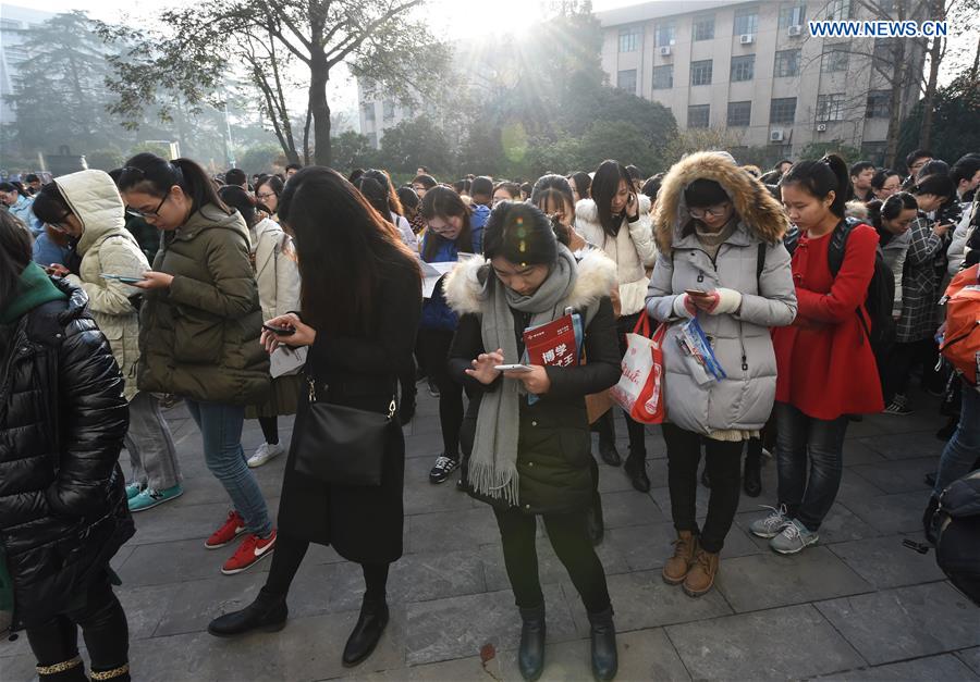 Candidatos participam em exame de admissão ao Serviço Civil da China