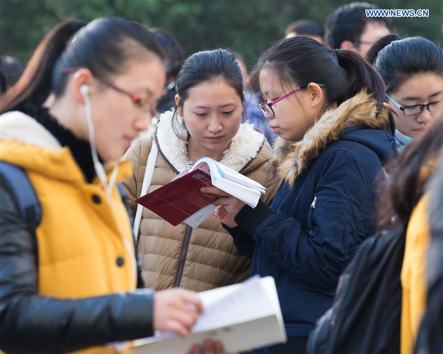 Candidatos participam em exame de admissão ao Serviço Civil da China