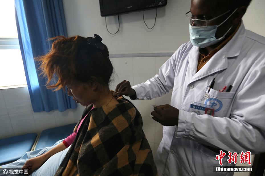 Médico africano pratica medicina chinesa em Chengdu